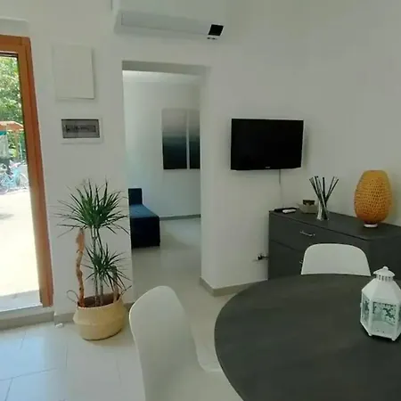 Casa Lety Con Giardino, By Affitti Brevi דירה