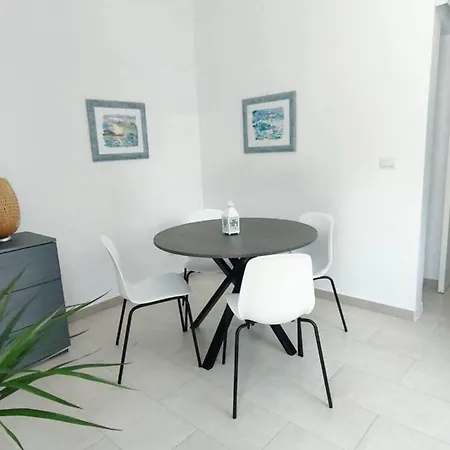 Casa Lety Con Giardino, By Affitti Brevi דירה *